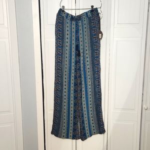 Knox Rose Pants. Size medium, elastic waistband, pockets. New with tag